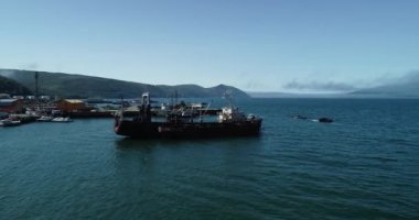 Güzel mavi deniz kıyısı. Bozuk bir geminin hava görüntüsü.