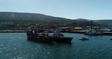 Güzel mavi deniz kıyısı. Bozuk bir geminin hava görüntüsü.