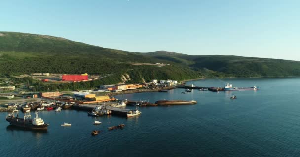 Rouillé, navire de pêche en ruine sur les rives de la mer si Okhotsk, Magadan. — Video