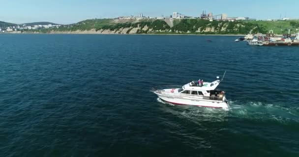 Rusty, zničené rybářské plavidlo na břehu moře, pokud Okhotsk, Magadan. — Stock video