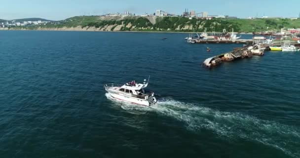 Buque de pesca oxidado y arruinado a orillas del mar si Okhotsk, Magadan. — Vídeos de Stock