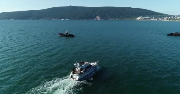 Rouillé, navire de pêche en ruine sur les rives de la mer si Okhotsk, Magadan. — Video