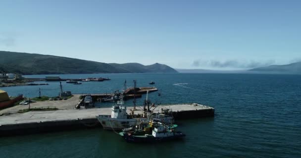 Magnifique littoral bleu. Vue aérienne d'un navire brisé. — Video