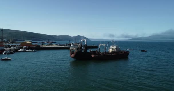 Wunderschönes blaues Meer. Luftaufnahme eines kaputten Schiffes. — Stockvideo