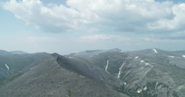Magadan bölgesindeki kızıl dağların arasında yeşil orman.