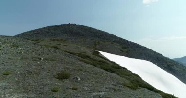 Magadan bölgesindeki kızıl dağların arasında yeşil orman.