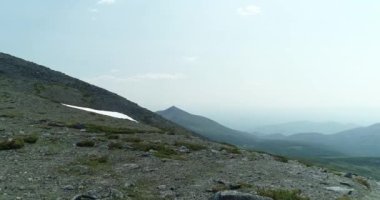 Magadan bölgesindeki kızıl dağların arasında yeşil orman.