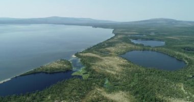 Dağlarla çevrili bir sahil. Yarımada Kony. Okhotsk Denizi. Magadan Bölgesi. Rusya.