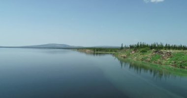 Dağlarla çevrili bir sahil. Yarımada Kony. Okhotsk Denizi. Magadan Bölgesi. Rusya.