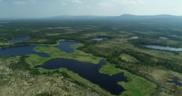 極東ロシアのマガダンに着陸する前に、タイガの森林面ビューで川を巻き. — ストック動画