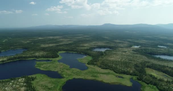 極東ロシアのマガダンに着陸する前に、タイガの森林面ビューで川を巻き. — ストック動画