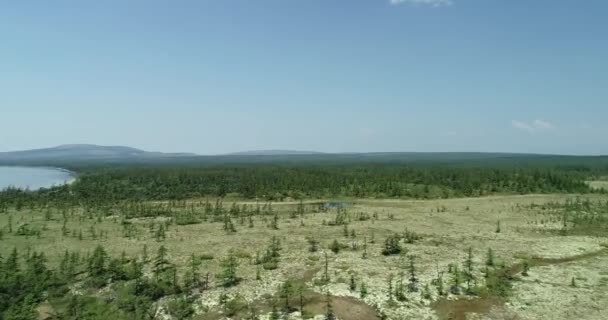 Mořský záliv obklopený horami. Poloostrov Kony. Okhotské moře. Magadanská oblast. Rusko. — Stock video