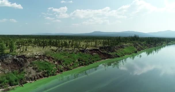 Zee baai omgeven door bergen. Schiereiland Kony. De Zee van Okhotsk. Magadan regio. Rusland. — Stockvideo