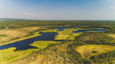 Dağlarla çevrili bir sahil. Yarımada Kony. Okhotsk Denizi. Magadan Bölgesi. Rusya.