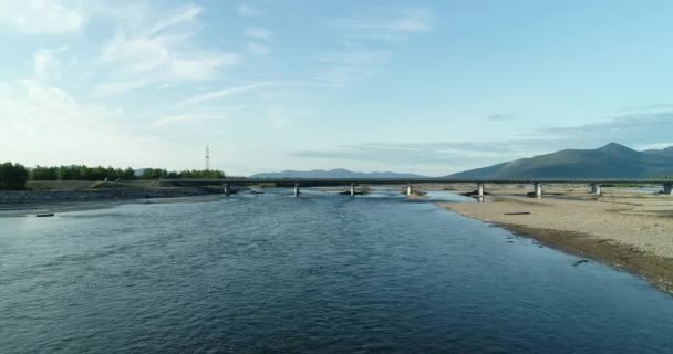 Морська затока оточена горами. півострова Коні. Охотське море. Магаданська область. Росія. — стокове відео