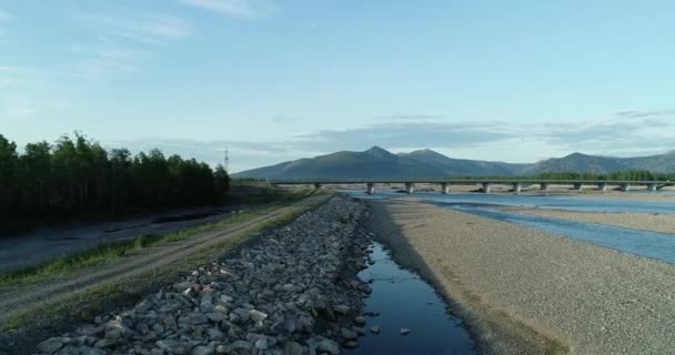 Zatoka morska otoczona górami. Półwysep Kony. Morze Okhotsk. Region Magadan. Rosja. — Wideo stockowe