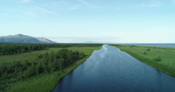 Mořský záliv obklopený horami. Poloostrov Kony. Okhotské moře. Magadanská oblast. Rusko. — Stock video