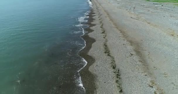 Pláž u moře Okhotsk. — Stock video