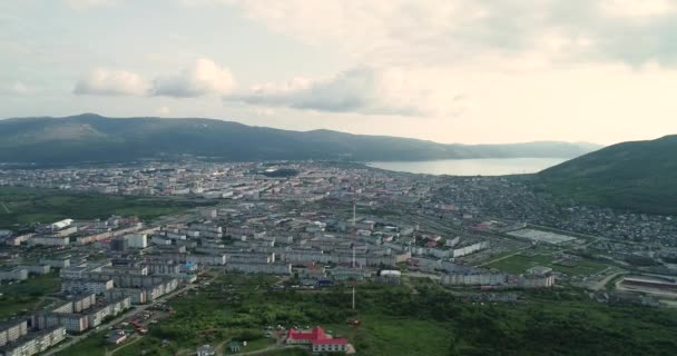 Miasto Magadan. Zimą. Widok na centralną część miasta. Rosja. — Wideo stockowe