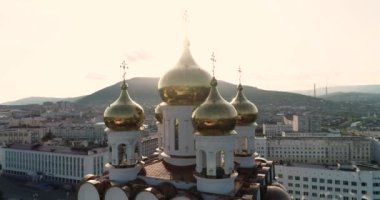 Magadan, Rusya 'daki en yeni katedral kilisesi. gün batımı.