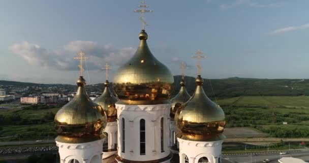 Nyaste katedralkyrkan i Magadan, Ryssland. solnedgång. — Stockvideo