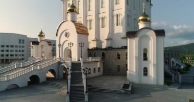 Magadan, Rusya 'daki en yeni katedral kilisesi. gün batımı.