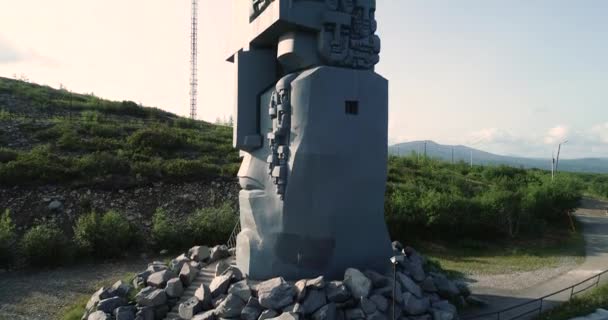 MAGADAN, RUSSIA - NOVEMBER 26: Маска пам'ятника смутку жертвам політичних репресій, 26 листопада 2019 року, в Магадані, Росія. Пам "ятка міста Магадан. — стокове відео