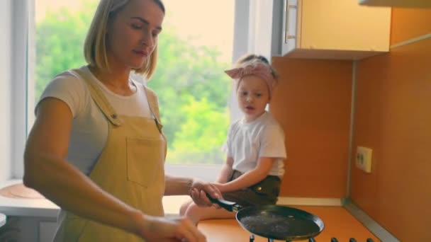 Egy imádnivaló anya és lánya portréja, amint egy lányt készítenek elő a konyhában.. — Stock videók