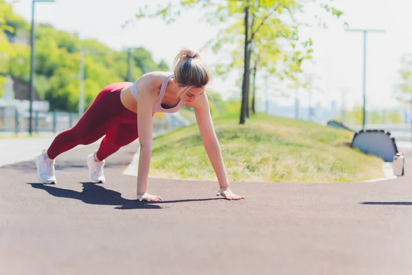 Junge Sportliche Frau macht Stretching-Gymnastik. — Stockfoto