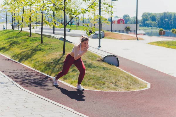 Junge Sportliche Frau macht Stretching-Gymnastik. — Stockfoto