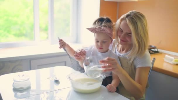 Porträt einer entzückenden Mutter und Tochter bei der gemeinsamen Zubereitung einer Tochter in der Küche. — Stockvideo