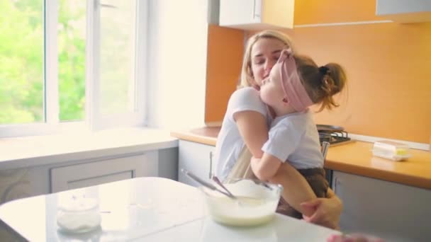 Retrato de uma mãe e filha adorável preparando uma filha juntos na cozinha . — Vídeo de Stock