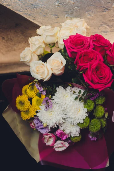 Um buquê de flores com muitas flores diferentes. — Fotografia de Stock