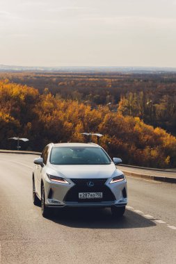 Ufa, Rusya - 23 Ekim 2020: Lexus RX300 şehir caddesinde bir araba.