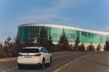 Ufa, Rusya - 23 Ekim 2020: Lexus RX300 şehir caddesinde bir araba.