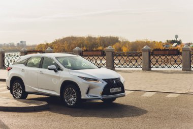Ufa, Rusya - 23 Ekim 2020: Lexus RX300 şehir caddesinde bir araba.