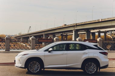 Ufa, Rusya - 23 Ekim 2020: Lexus RX300 şehir caddesinde bir araba.
