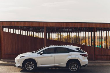 Ufa, Rusya - 23 Ekim 2020: Lexus RX300 şehir caddesinde bir araba.