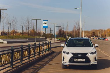 Ufa, Rusya - 23 Ekim 2020: Lexus RX300 şehir caddesinde bir araba.