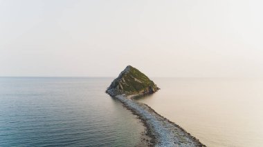 Cape Chirikov 'daki deniz feneri. Okhotsk Denizi.