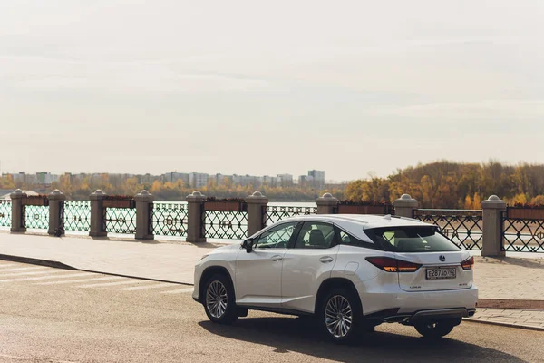 Ufa, Oroszország - Október 23, 2020: Egy autó Lexus RX300 a város utcáján. — Stock Fotó