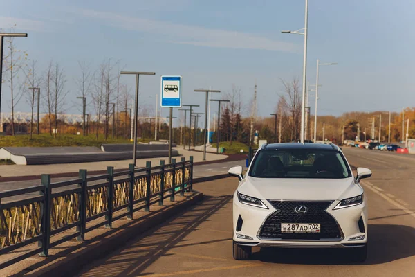 Ufa, Oroszország - Október 23, 2020: Egy autó Lexus RX300 a város utcáján. — Stock Fotó