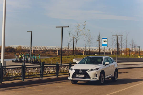 Ufa, Oroszország - Október 23, 2020: Egy autó Lexus RX300 a város utcáján. — Stock Fotó