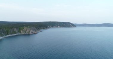Cape Chirikov 'daki deniz feneri. Okhotsk Denizi.