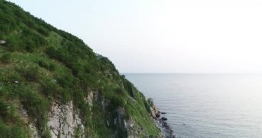 Cape Chirikov 'daki deniz feneri. Okhotsk Denizi.