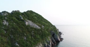 Cape Chirikov 'daki deniz feneri. Okhotsk Denizi.
