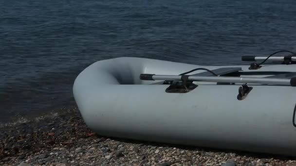 En militärgummibåt på stranden. — Stockvideo