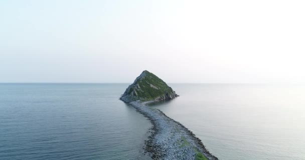 Faro en Cabo Chirikov. Mar de Okhotsk. — Vídeo de stock