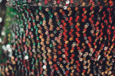 Makroyu yakınlaştırır. Kumaşın üzerinde pullu soyut arkaplan.