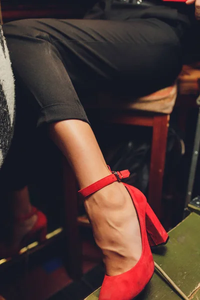 Közeli - egy fiatal nő láb piros magas sarkú eredeti bőr cipő. — Stock Fotó